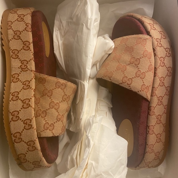 Gucci women’s original GG slides - Picture 2 of 6